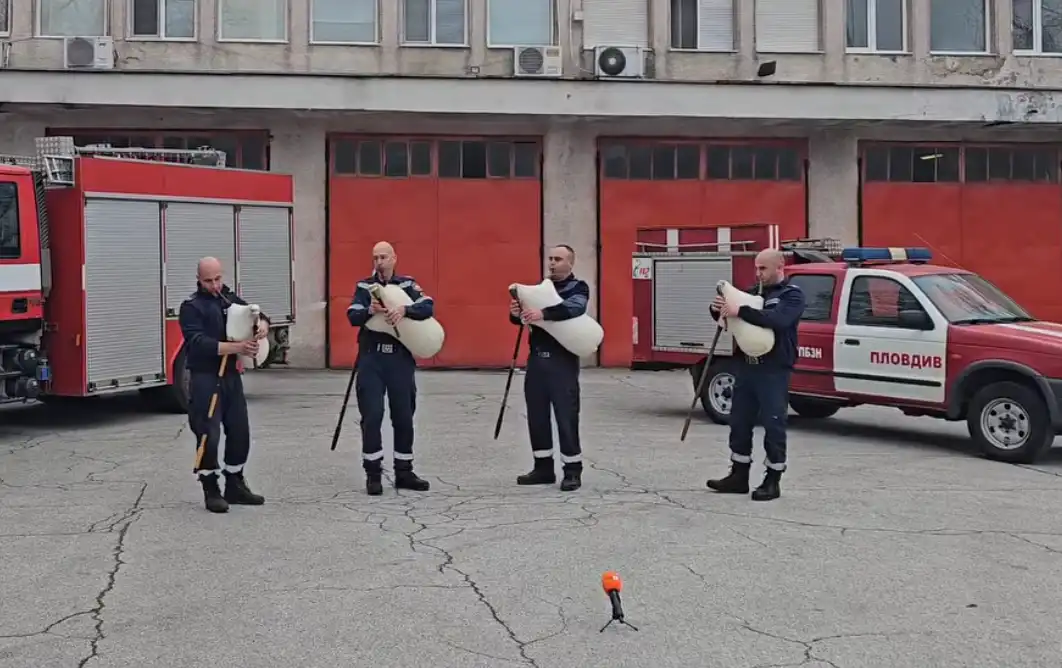 Пловдивски пожарникари смаяха цяла България навръх Коледа Видео