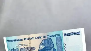 С банкнота от $100 трилиона в Зимбабве си купуват дъвка!