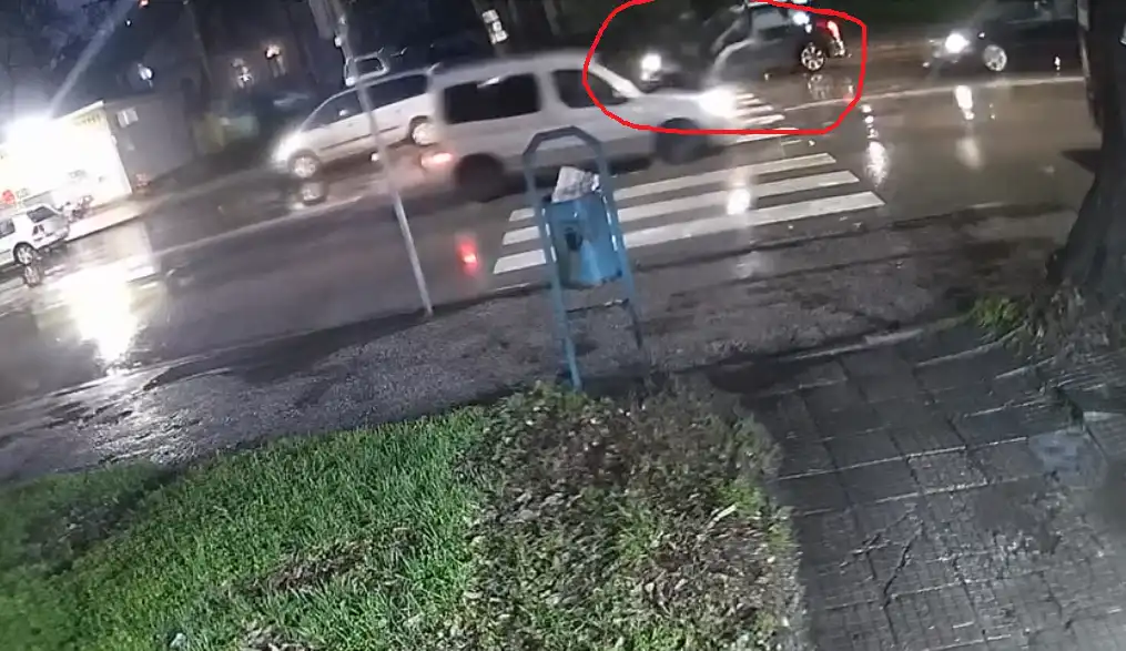 Само в Северозапада: Шофьор блъсна две момчета на пешеходна пътека, последвалото е фрапиращо Видео