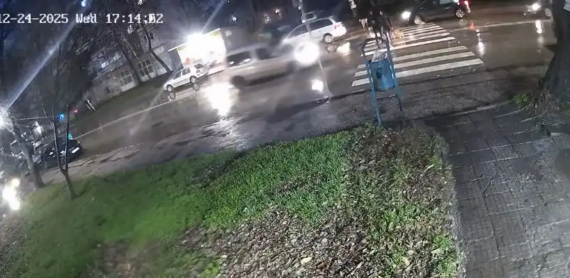 Само в Северозапада: Шофьор блъсна две момчета на пешеходна пътека, последвалото е фрапиращо Видео
