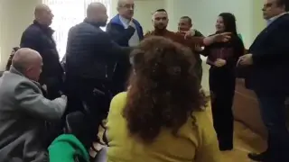 „Кой сте, какво работите?!“ – агресия към всеки неудобен! Фенове на Асен крещят „Оставка!“ към… лекар!