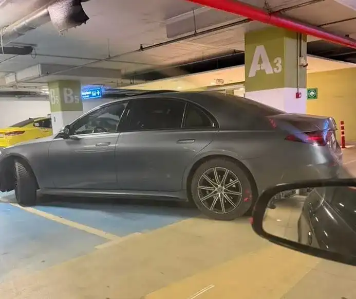 Баровец със скъп Мерцедес ядоса столичани с паркирането си Снимки