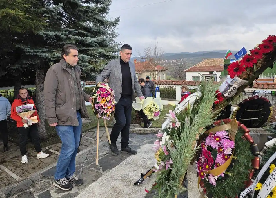 Метаморфозата на нагаждача: Тоталитарно ДНК – власт дори през трупове…