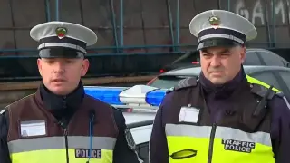 Двама столични полицаи спасиха шофьор, на когото му прилошало зад волана Видео