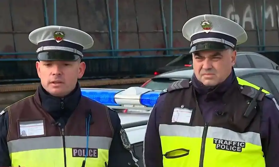 Двама столични полицаи спасиха шофьор, на когото му прилошало зад волана Видео