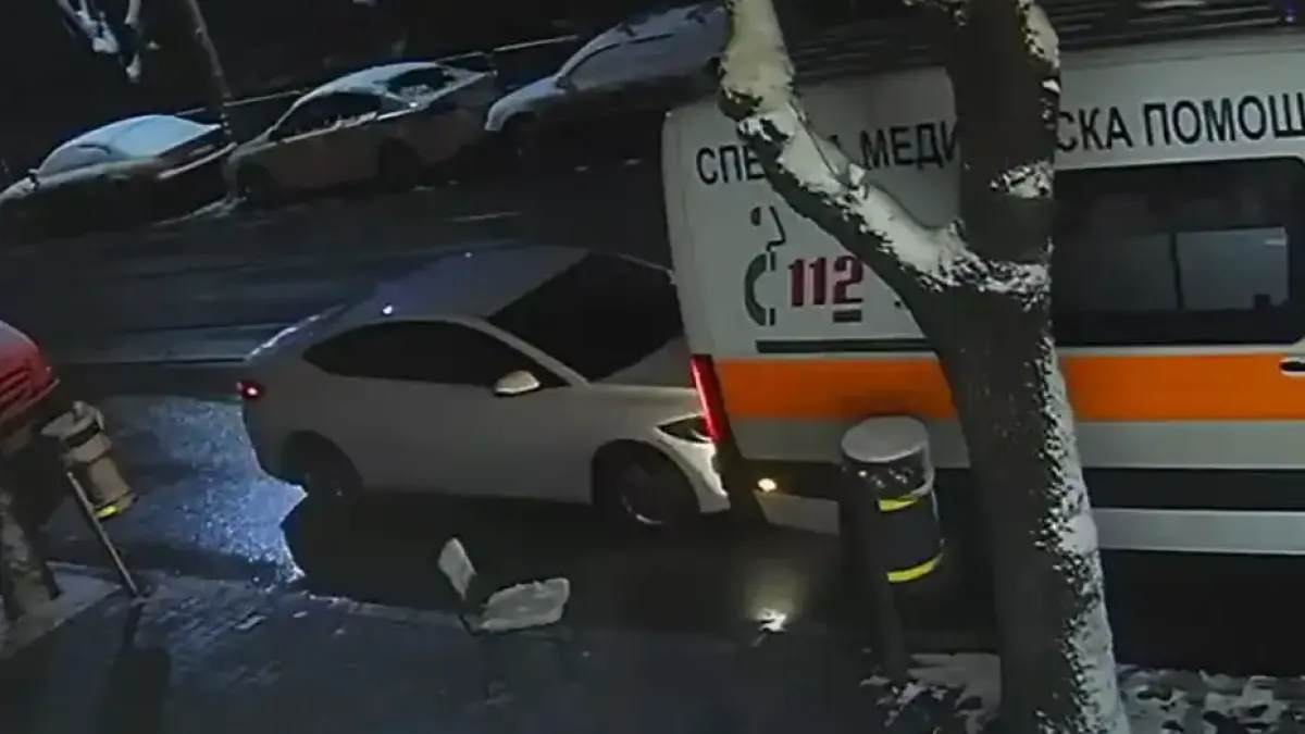 Кола блъсна линейка в София Видео
