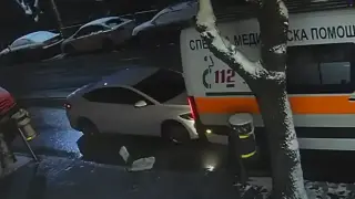 Кола блъсна линейка в София Видео