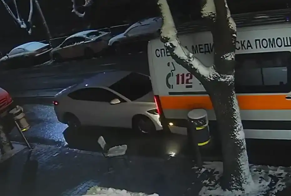 Кола блъсна линейка в София Видео