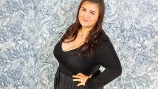 Жената с най-големия бюст във Великобритания се оплака с какви съобщения я заливат перверзниците 18+