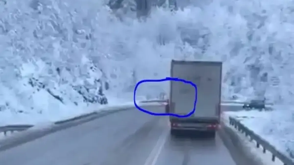 Джигит с джип с безумна маневра при зимни условия Видео