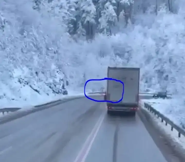 Джигит с джип с безумна маневра при зимни условия Видео