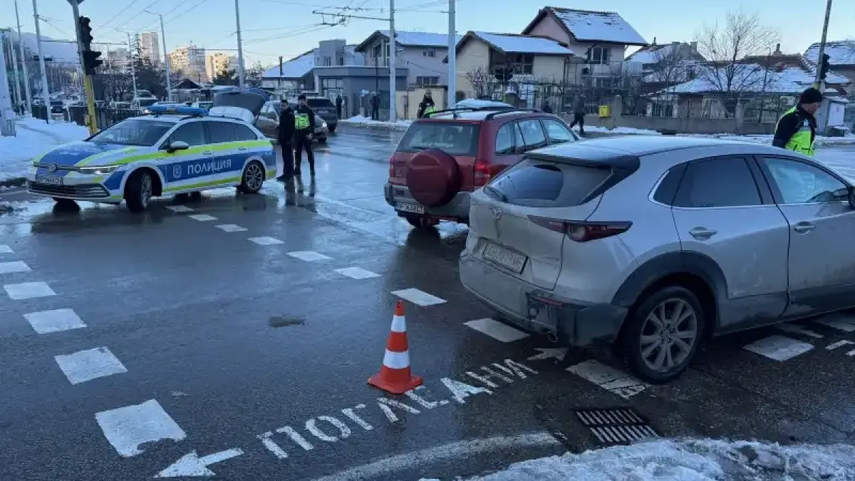 Двама братя в болница след зрелищно меле на възлов булевард във Враца Снимки