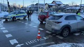 Двама братя в болница след зрелищно меле на възлов булевард във Враца Снимки
