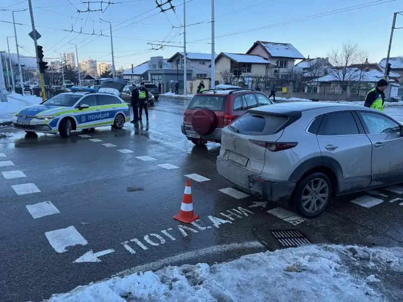 Двама братя в болница след зрелищно меле на възлов булевард във Враца Снимки