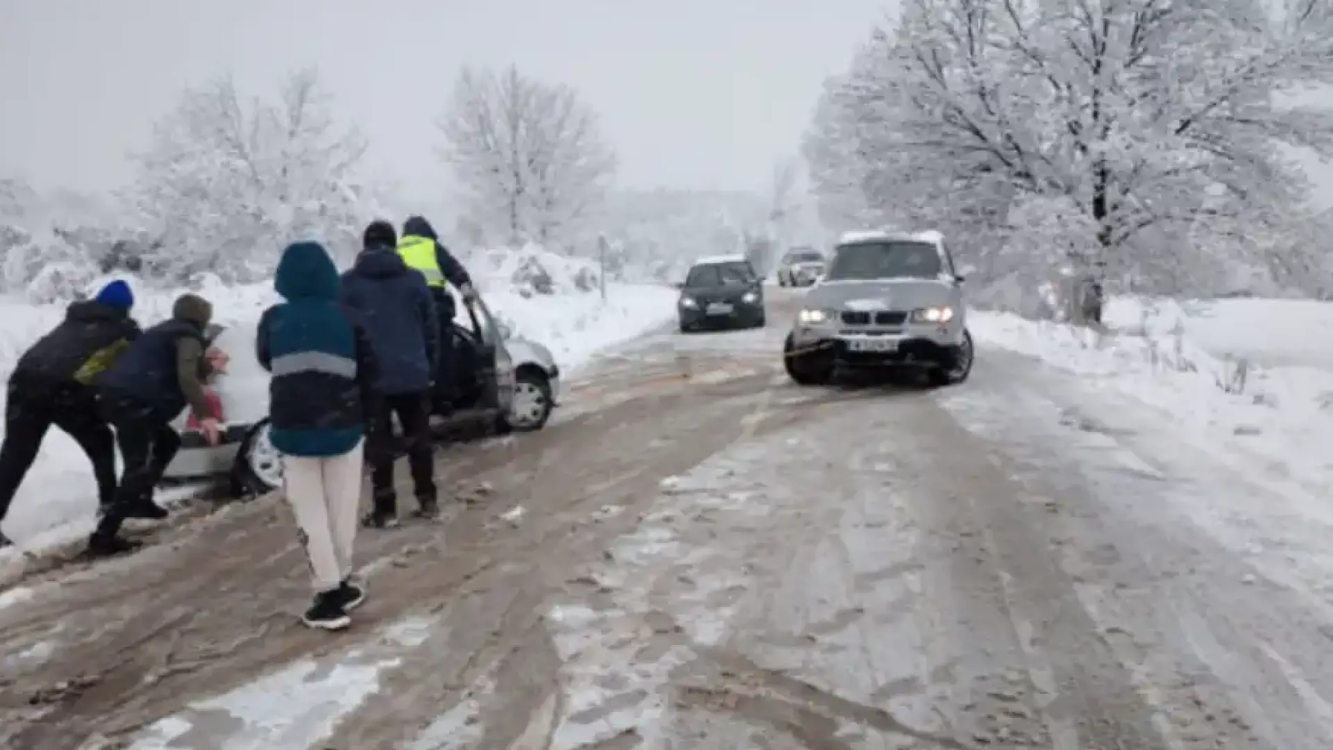 Полицаи запретнаха ръкави, цялата страна ги благославя