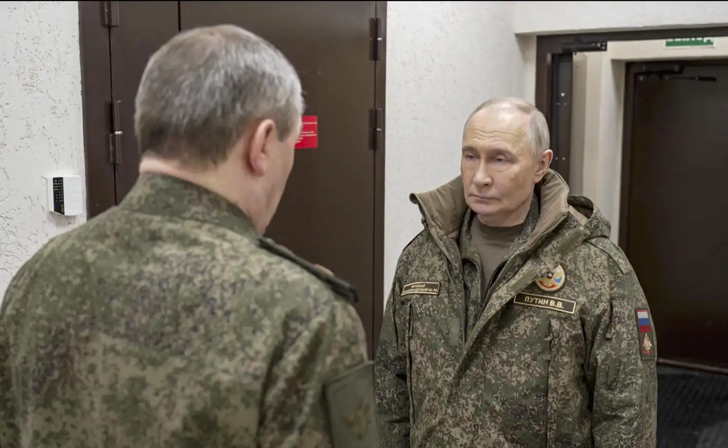 Путин се появи в Украйна във военна униформа