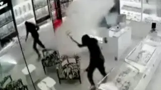 Бандити нахлуха в магазин за бижута, но "удариха на камък" Видео