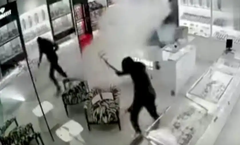 Бандити нахлуха в магазин за бижута, но "удариха на камък" Видео