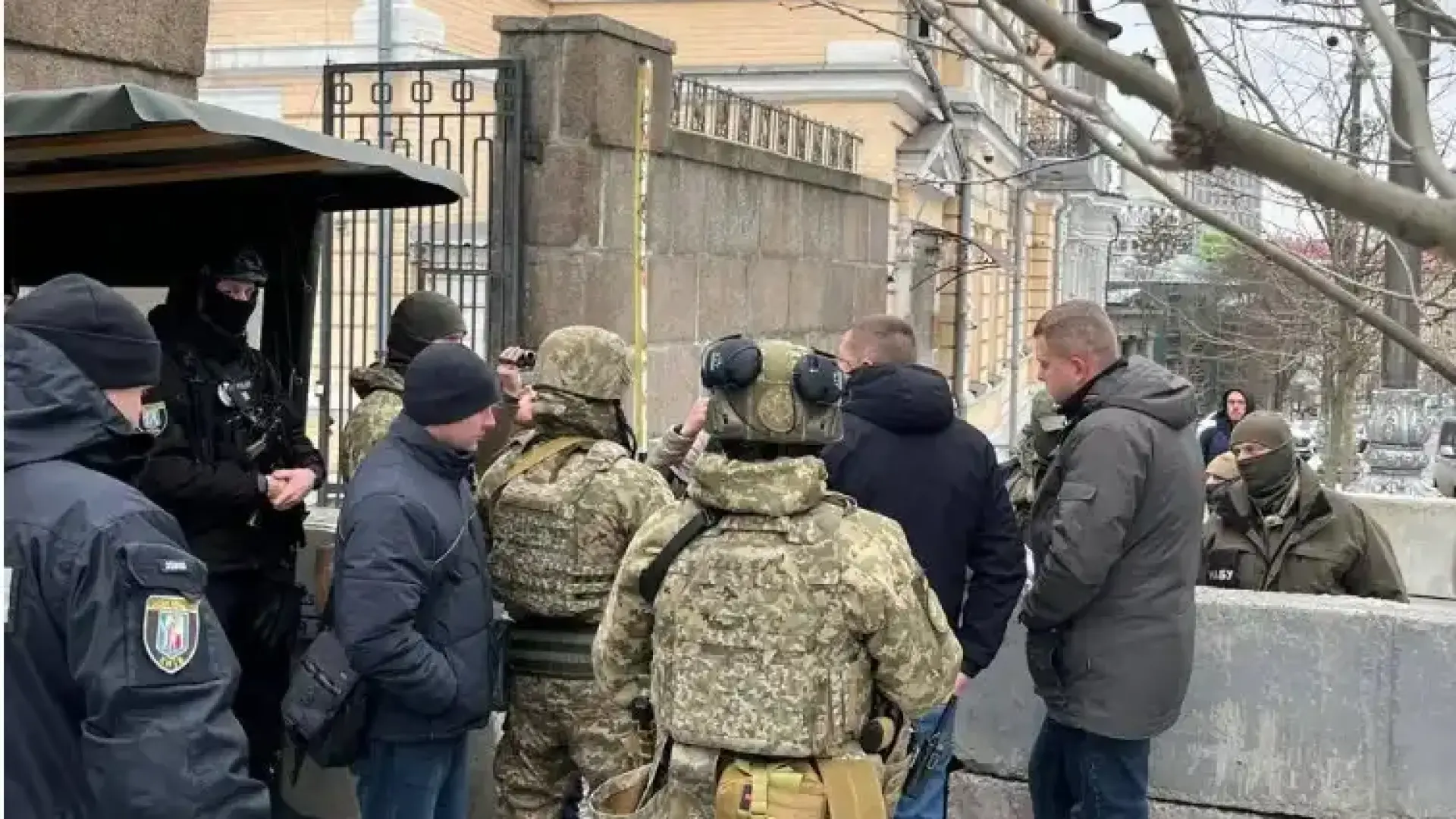 Приятел на Зеленски избяга от Украйна преди обиск от НАБУ