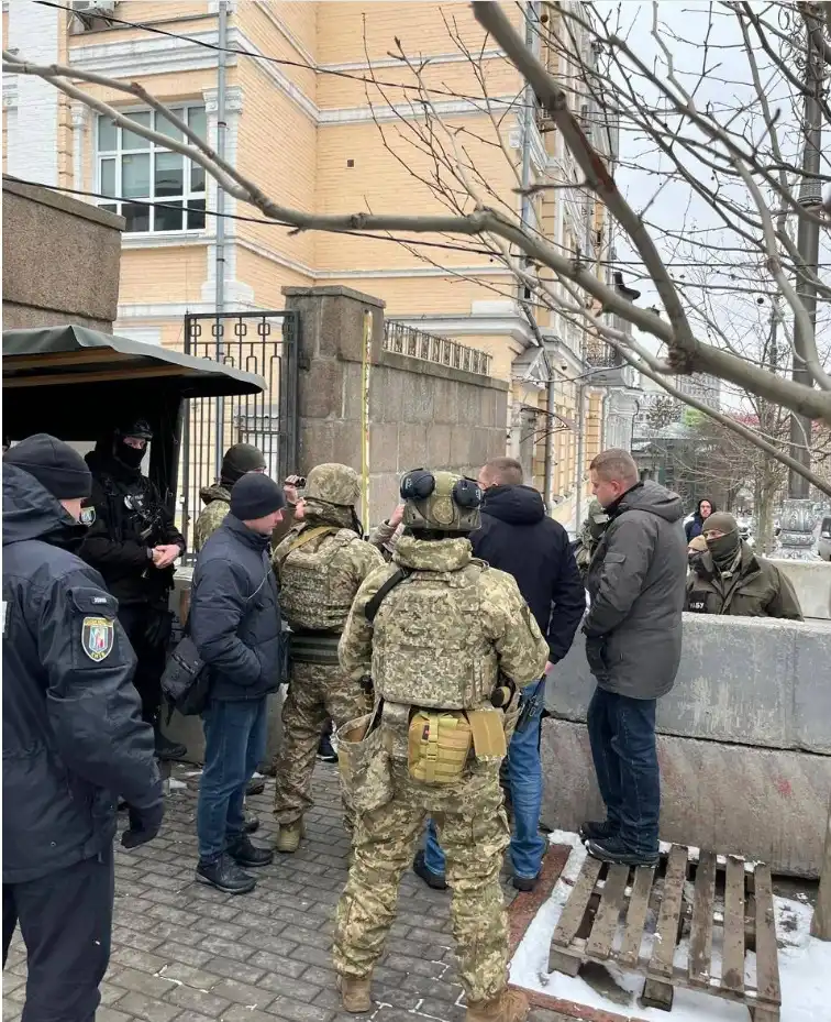 Приятел на Зеленски избяга от Украйна преди обиск от НАБУ