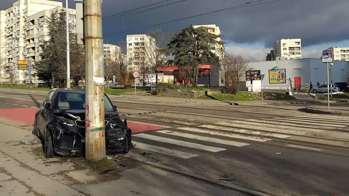 В празна София: Шофьор удари стълб "в десетката" Снимка
