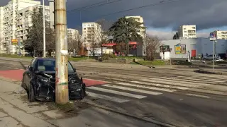 В празна София: Шофьор удари стълб "в десетката" Снимка