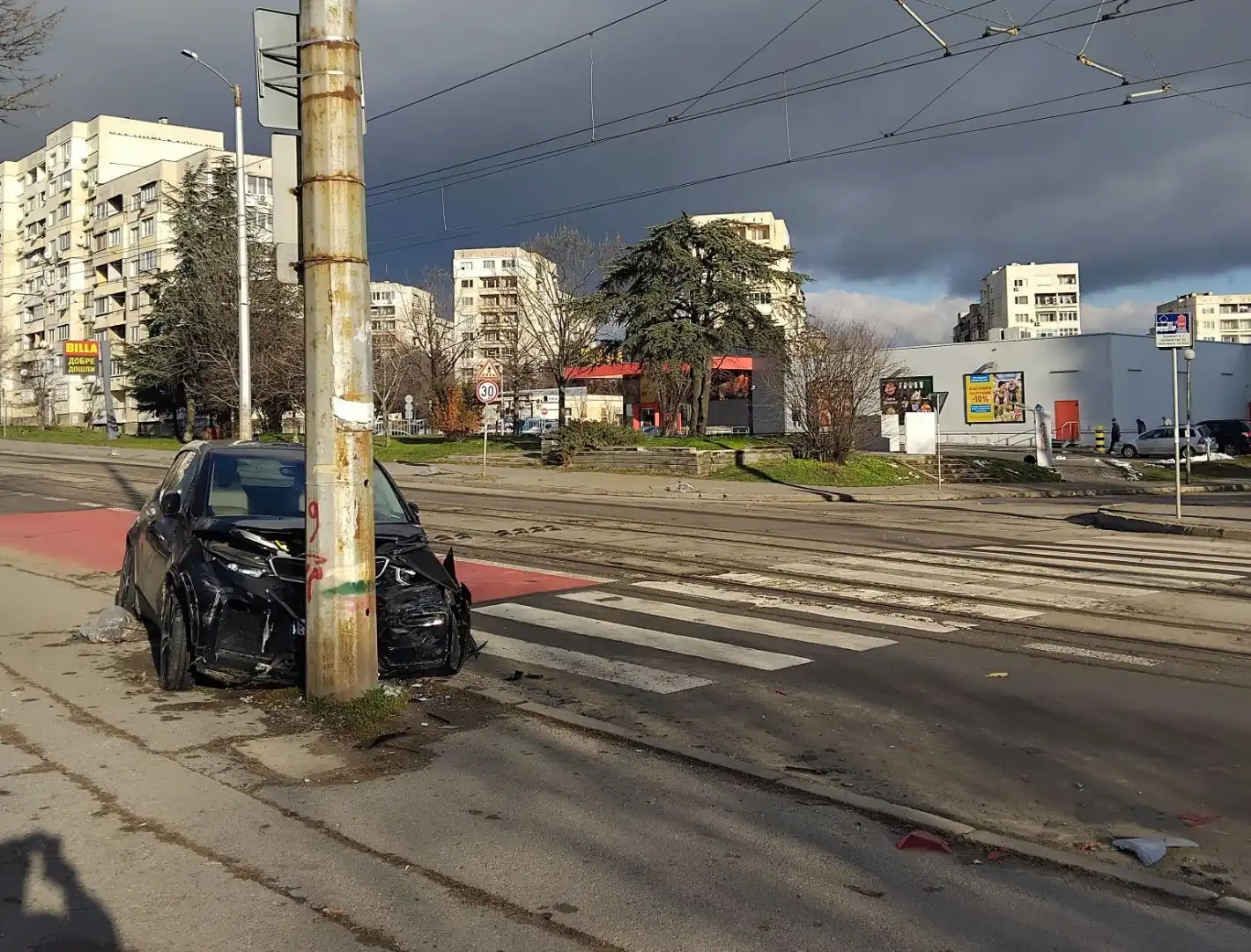 В празна София: Шофьор удари стълб "в десетката" Снимка