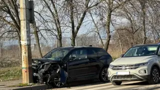 Електрическо BMW размаза стълб в "Люлин"