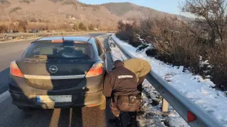 Шофьор спука гума на АМ "Хемус", жандармеристи го настигнаха и помогнаха Снимки