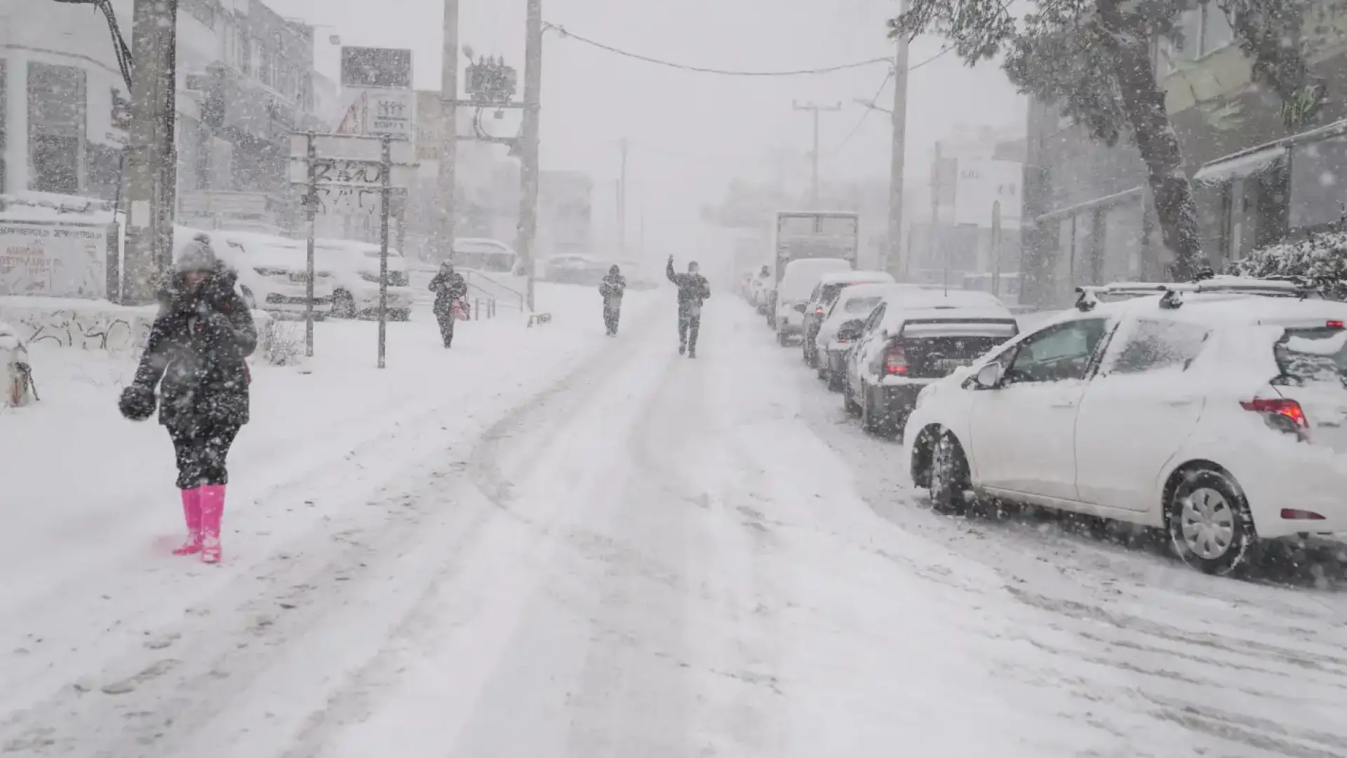 И Гърция е на колене пред библейския вятър, какво се случва в нашата съседка