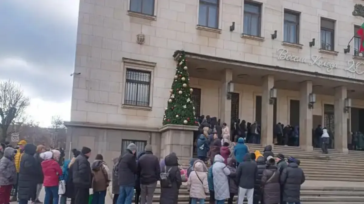 БНБ отвори извънредно в почивния ден, огромни опашки се извиха за...