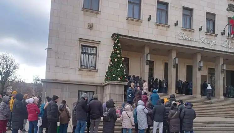 БНБ отвори извънредно в почивния ден, огромни опашки се извиха за...