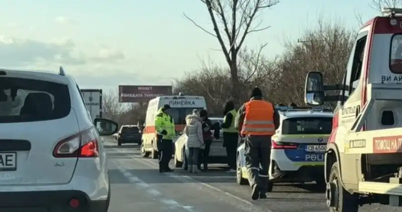 Инцидент на финалната права: Линейка и полиция са на 2-ри км на „Тракия“
