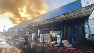 Огнен ад в Букурещ, десетки пожарни хвърчат към пламъците Видео