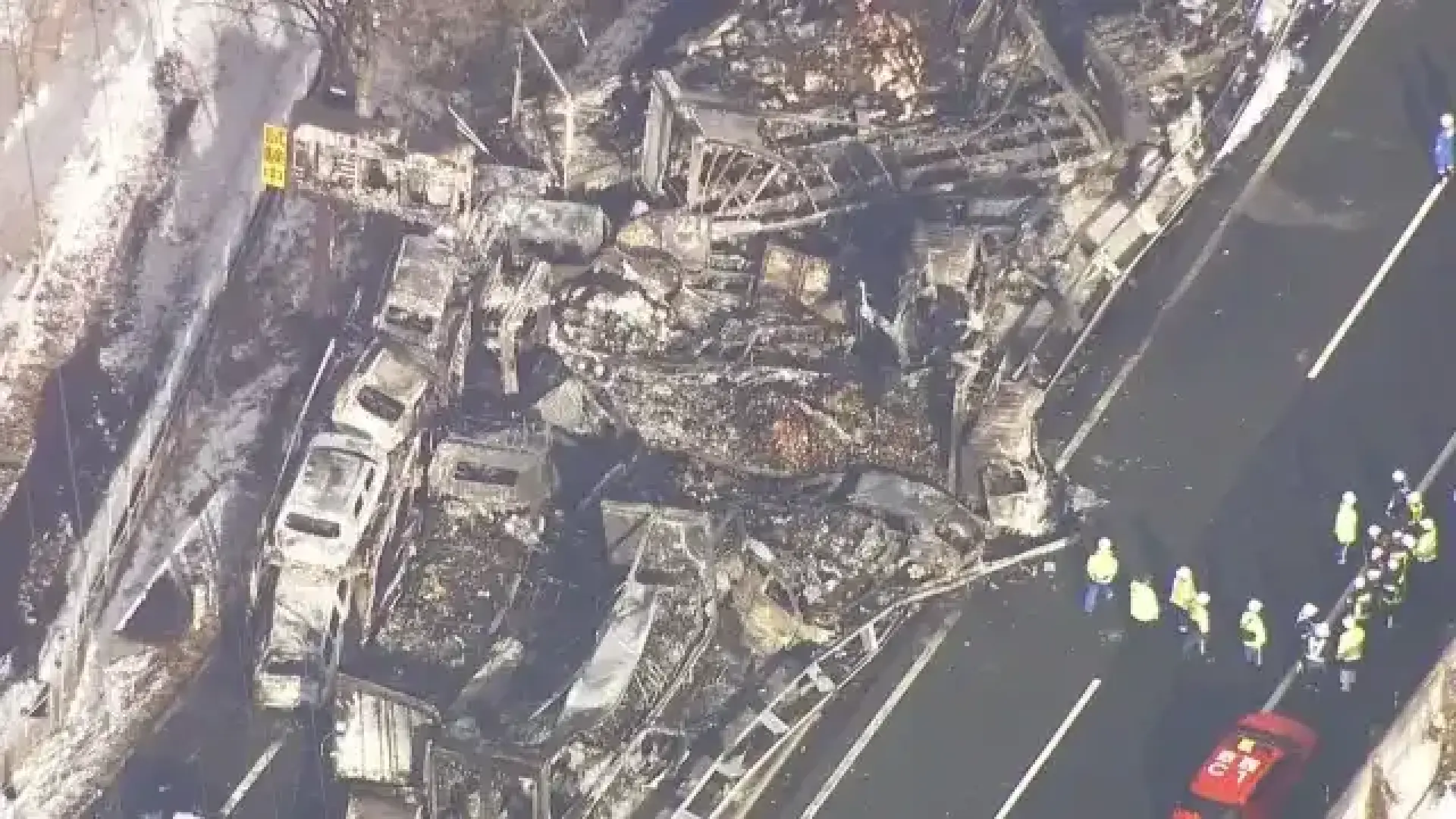 Видео от дрон показа щетите от бруталното верижното меле с над 50 коли