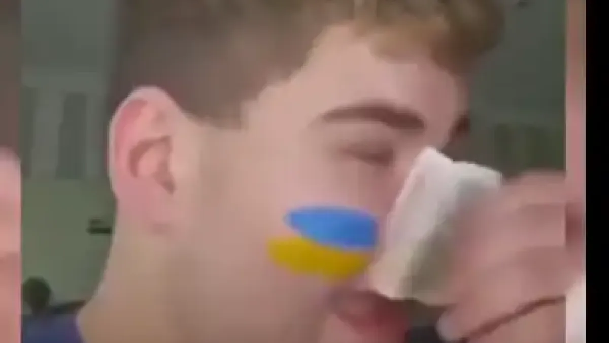 Скандално видео! БГ младеж със знамето на Украйна на бузите се изсекна в банкнота от 10 лева