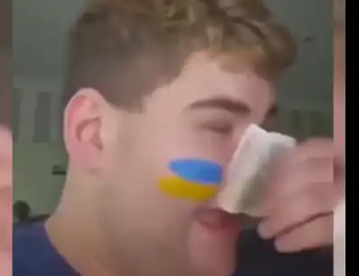 Скандално видео! БГ младеж със знамето на Украйна на бузите се изсекна в банкнота от 10 лева
