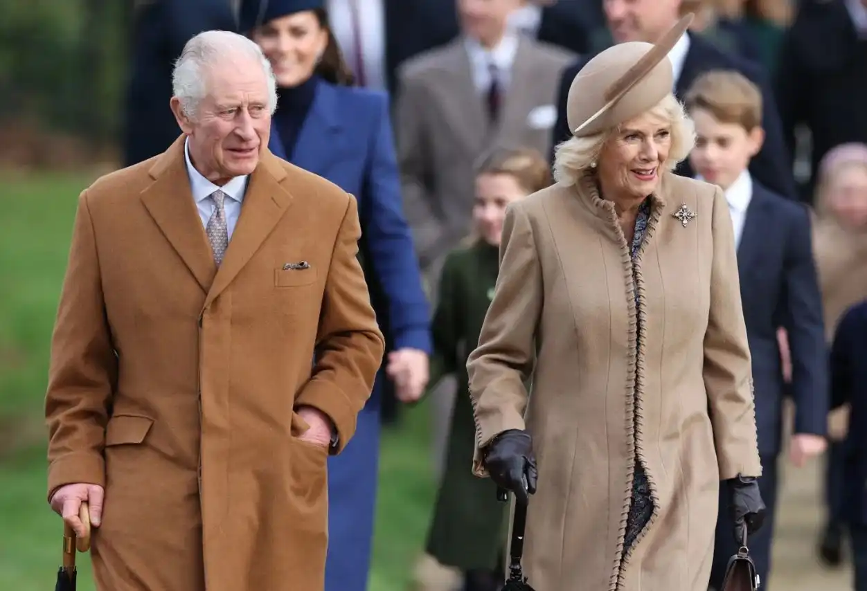 Забелязахте ли го? Тайният символ, който обединява британското кралско семейство по Коледа Снимки