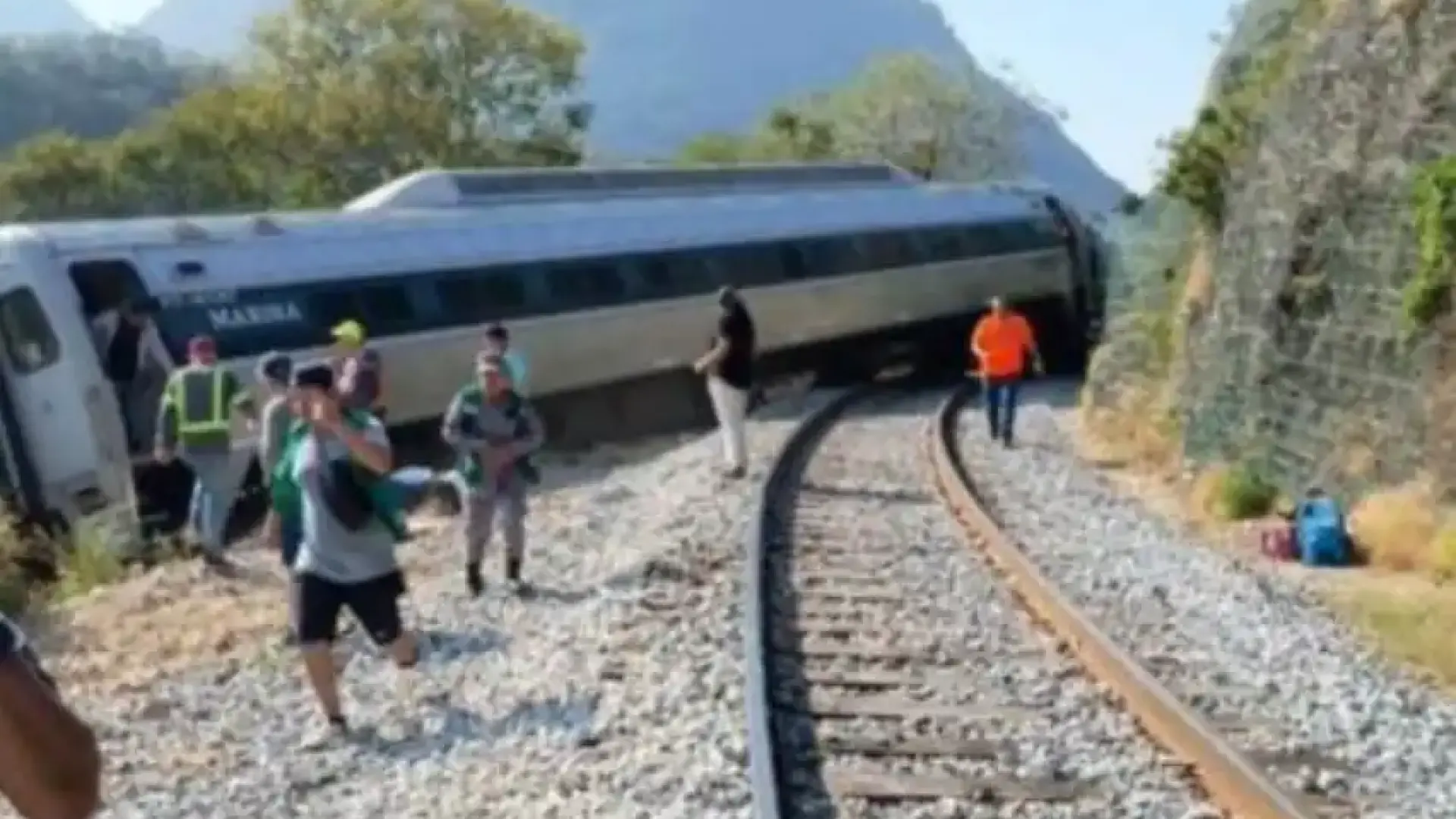Влак дерайлира в Мексико, има най-малко 13 загинали и 90 ранени Видео
