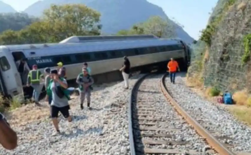 Влак дерайлира в Мексико, има най-малко 13 загинали и 90 ранени Видео