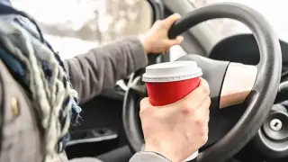 Заспиване след кафето: науката обяснява защо шофьорите се лъжат