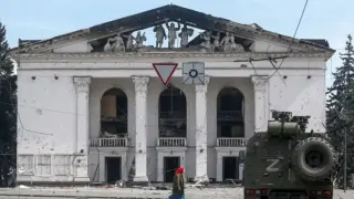 Руснаците се опитват да скрият престъплението, „възраждайки“ драмтеатъра в Мариупол, разрушен от руски въздушен удар