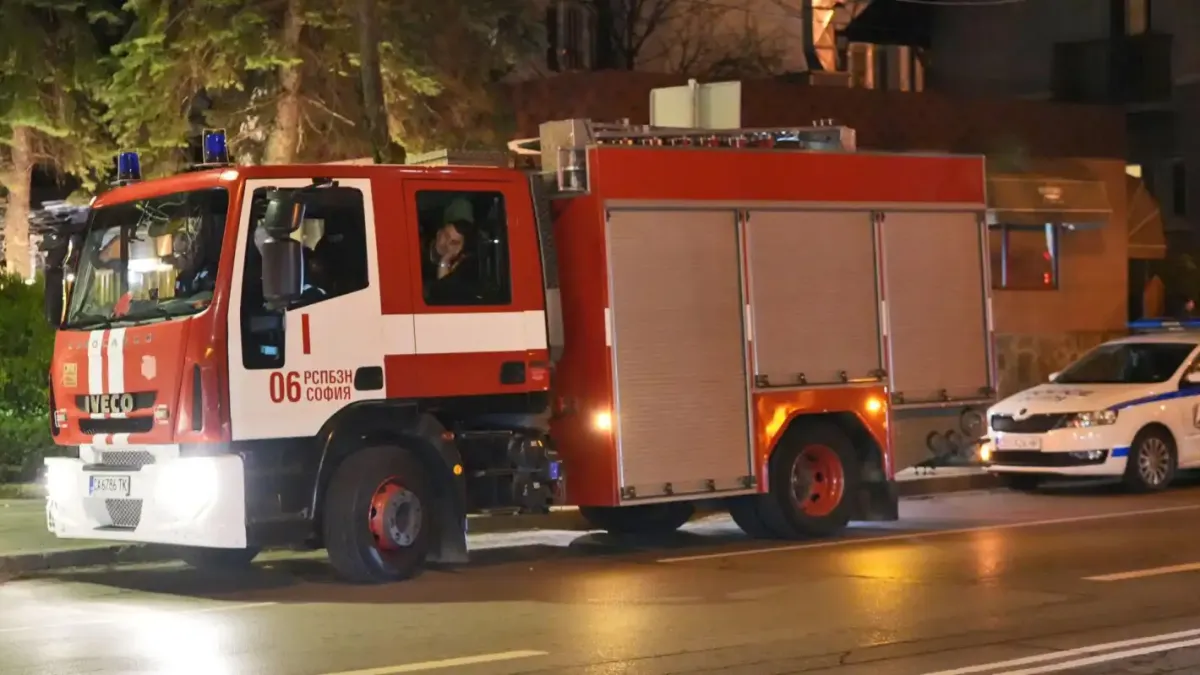 Столипиново на нокти: МВР и пожарна обградиха блок заради мъж на тераса