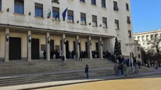 Гъмжи от хора пред БНБ, всички се редят за... Снимки
