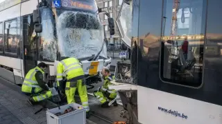 Ужас в Антверпен: Сблъсък между два трамвая Видео
