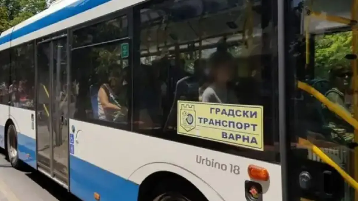 Хубавата Ирен настръхна от мъж с качулка, опипвал наред жените в градския транспорт във Варна Снимки