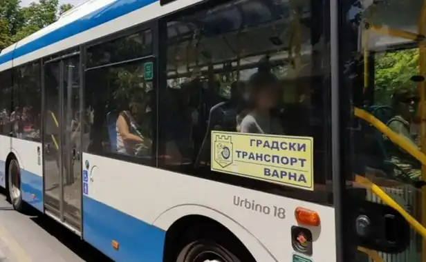 Хубавата Ирен настръхна от мъж с качулка, опипвал наред жените в градския транспорт във Варна Снимки
