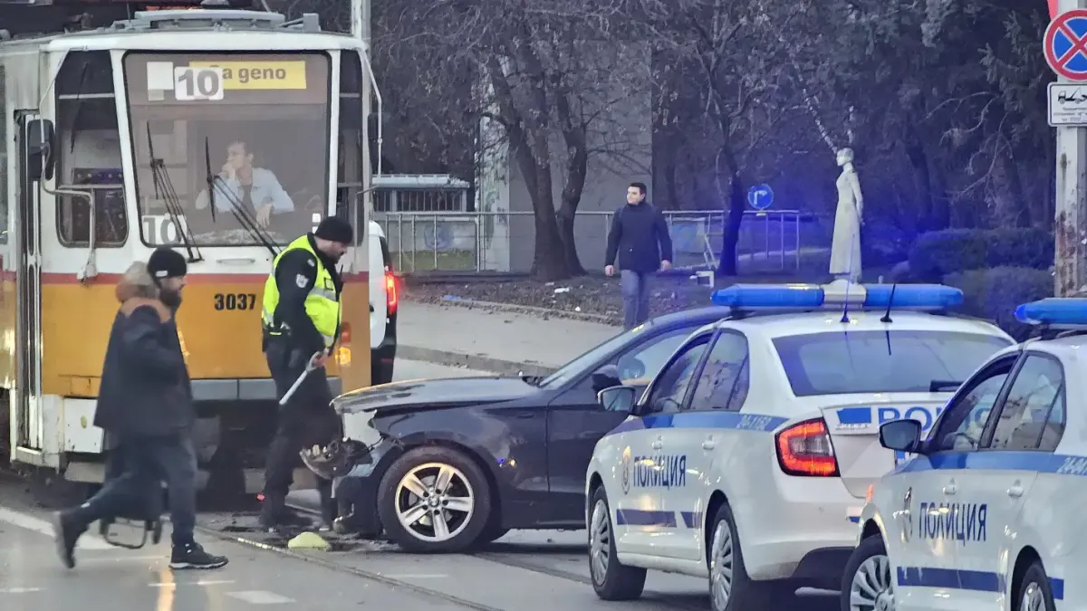 Първо в БЛИЦ: Бул. "Черни връх" в София е задръстен от тежка катастрофа Снимки
