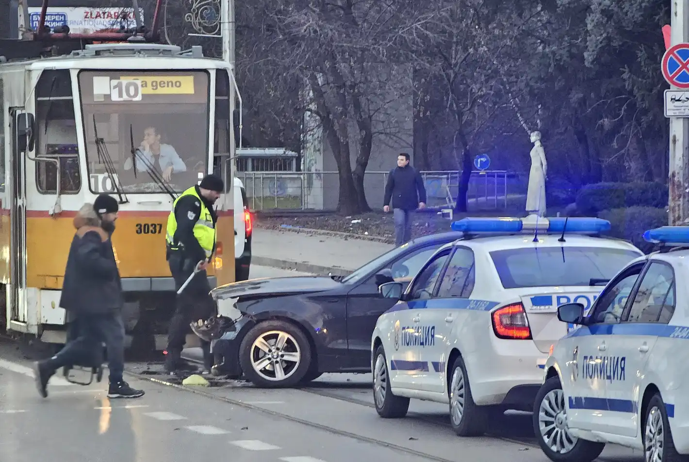 Първо в БЛИЦ: Бул. "Черни връх" в София е задръстен от тежка катастрофа Снимки