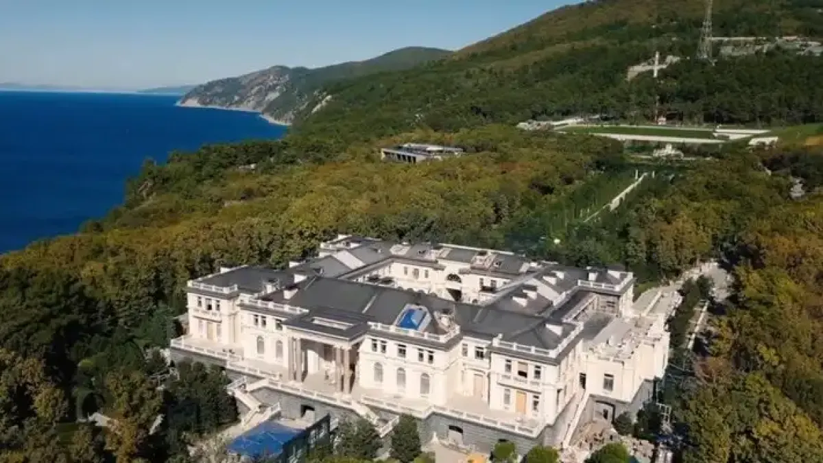 Златни бани и криокамера за „вечна младост“: Тайният дворец на Путин в Крим Видео